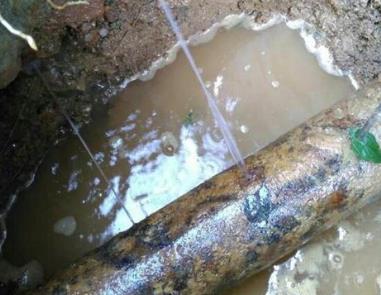 万源楼顶渗水维修公司分享下地暖漏水的原因及检测方法。